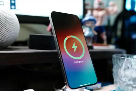 定边苹果15换屏服务分享用什么充电器给iPhone15充电更好 